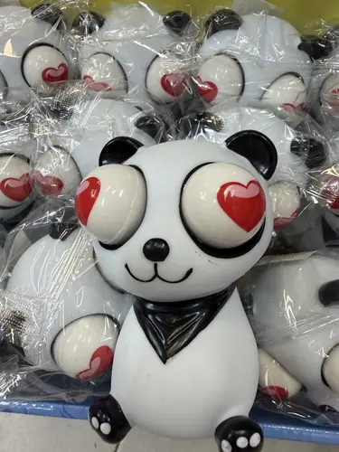 פנדה מדליק אורות ומוציא עיניים