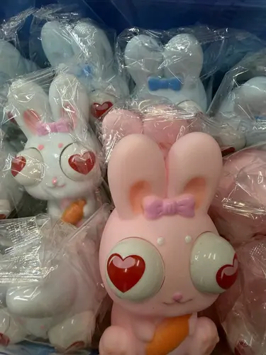 ארנב מדליק אורות ומוציא עיניים