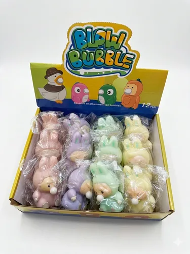 לבובו מפריח בועה